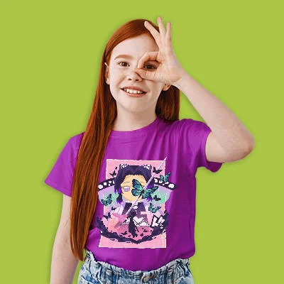 Niña pelirroja con una camiseta de anime