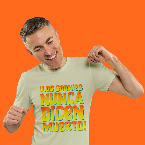 Hombre con camiseta de la película los goonies