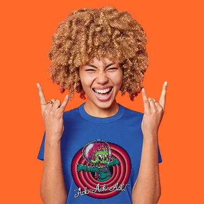 Chica rockera con una camiseta de mars attacks!