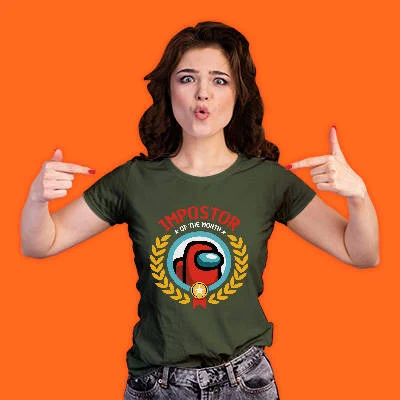 Chica señalando su camiseta de among us