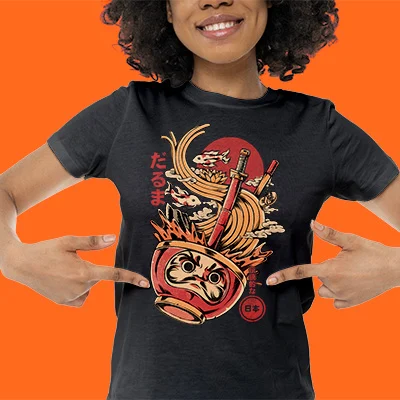 Chica señalando su camiseta de noodles al estilo japonés