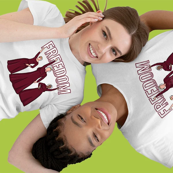 Amigas con camisetas a juego de el cuento de la criada