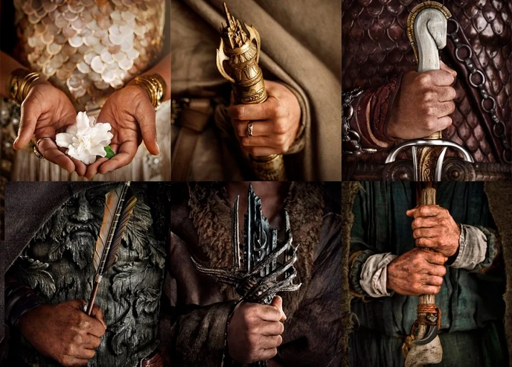 Manos de los personajes de la serie los anillos de poder