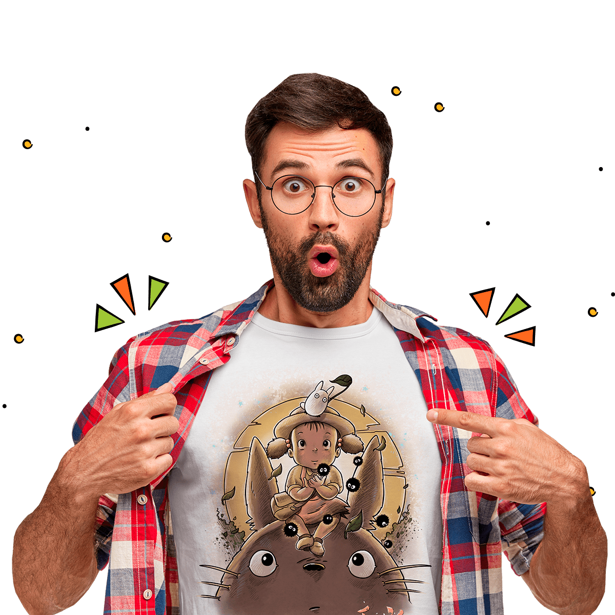 Chico con gafas enseñando el diseño de su camiseta