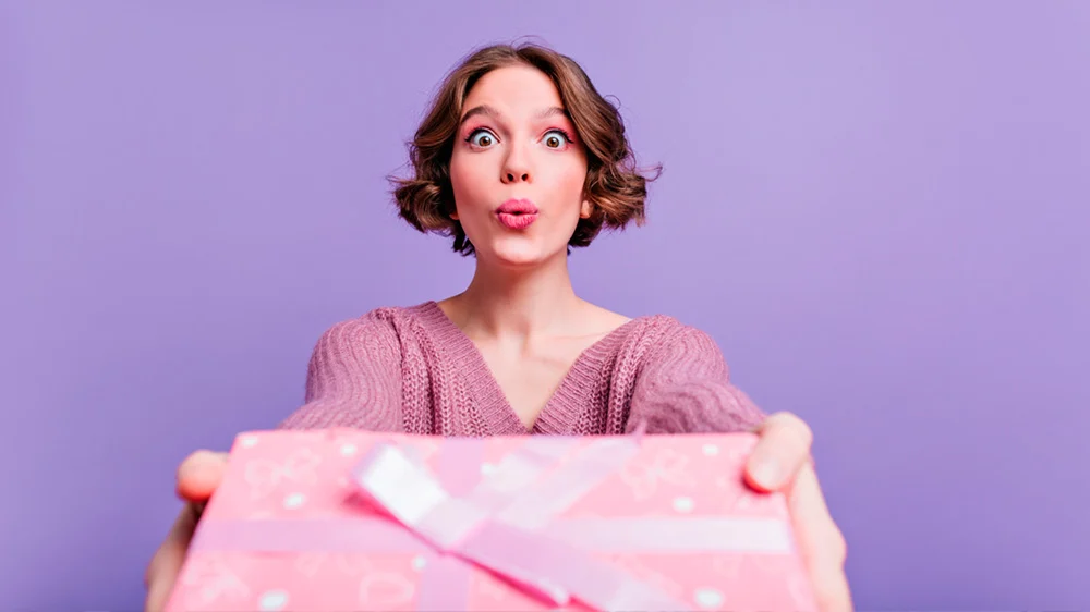 Chica entregando un regalo