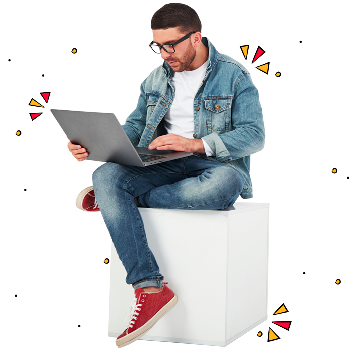 Chico sentado mirando un ordenador portátil