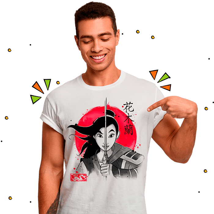 Cliente señalando su nueva camiseta de la película mulan