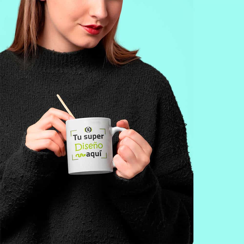 Chica con una taza personalizable