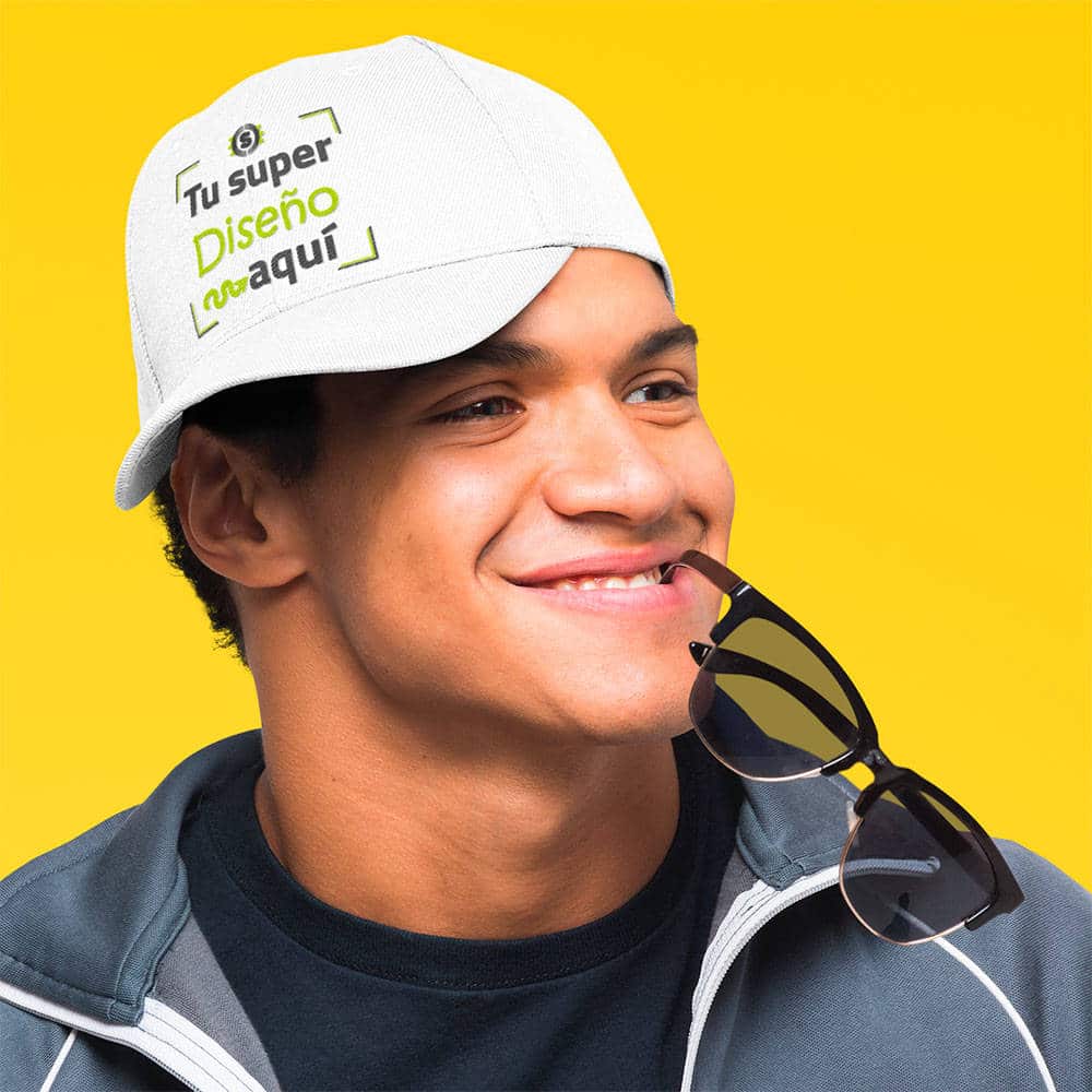 Chico con una gorra personalizable y gafas de sol