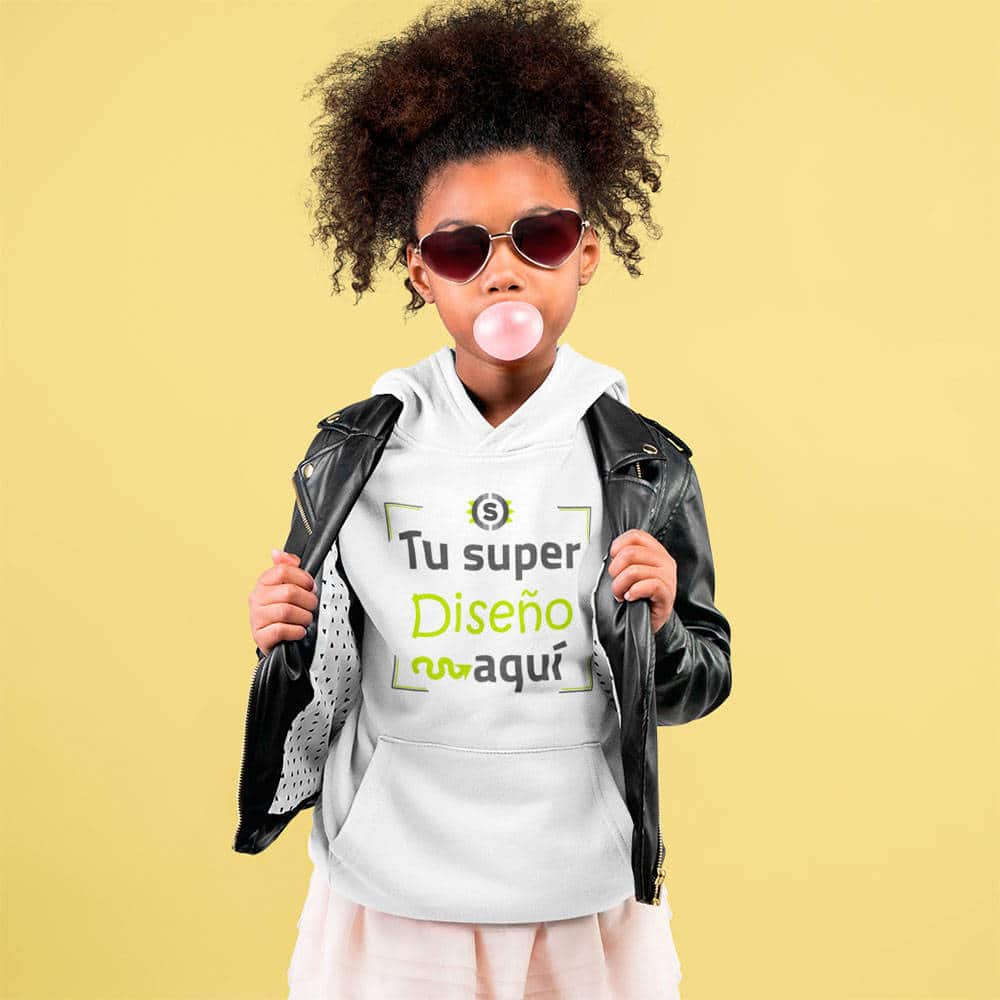 Niña con una sudadera personalizable y una chupa de cuero