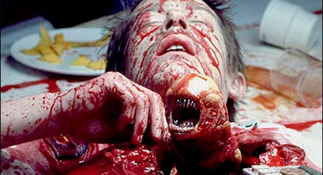 Fotografía de un Xenomorfo saliendo del pecho de uno de los tripulantes en la primera película de Alien.