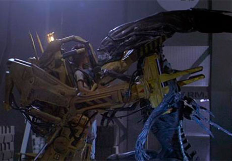 Fotografía de la teniente Ripley enfrentándose a la Reina Xeonomorfo dentro de un mecha de carga en la segunda película de Alien.