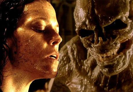 Fotografía del clon de la Teniente Ripley junto al Xenomorfo Recién Nacido en la cuarta película de Alien.