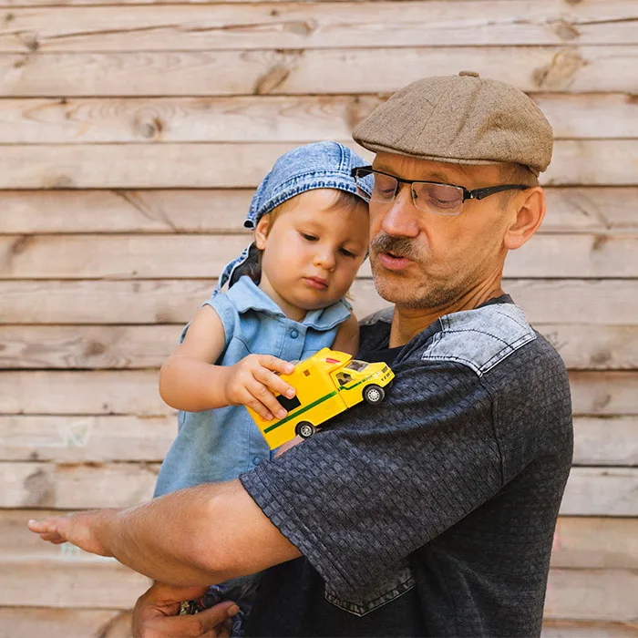 Padre sujetando a su hijo