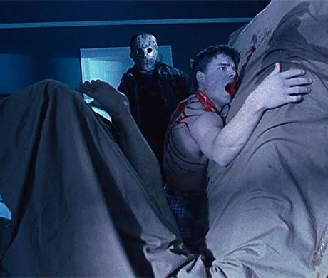 Jason matando a uno de los personajes en Freddy vs Jason