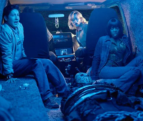 Jason atado y dentro de una furgoneta soñando mientras los protagonistas le llevan a su hogar