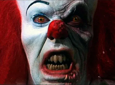 Pennywise con la cara medio derretida en It