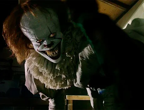 Pennywise saliendo de una pantalla de proyector en It