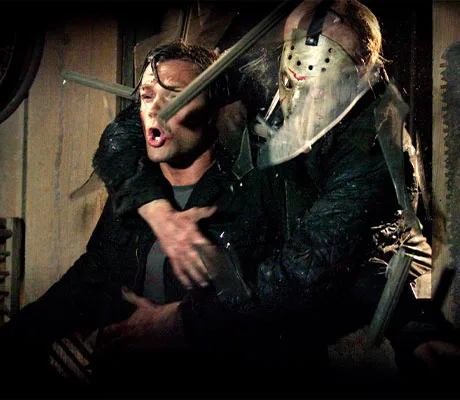 Jason agarrando a Clay Miller en Viernes 13