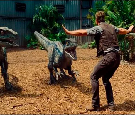 Owen Grady intentando controlar a tres velociraptores