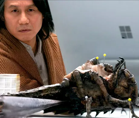 Henry Wu observando a una langosta extinta