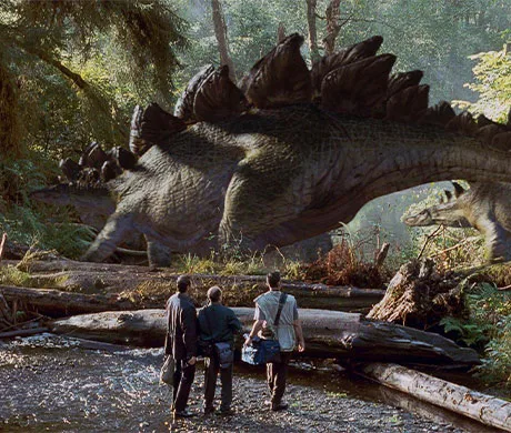 Ian Malcolm y sus compañeros observando una manada de estegosaurios