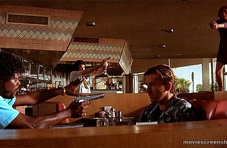 Vincent, Jules, Pumpkin y Honey Bun apuntándose entre ellos con pistolas en Pulp Fiction