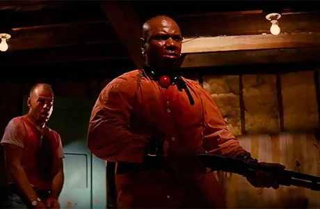 Buch y Marsellus ensangrentados sujetando armas en Pulp Fiction