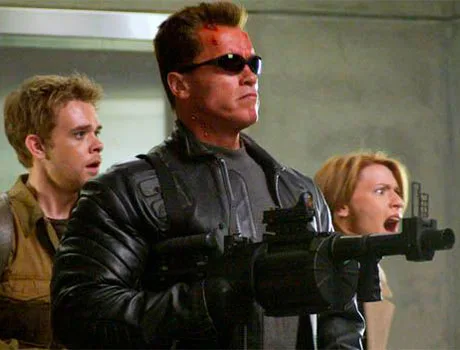 El T-800 junto a John Connor y su futura esposa