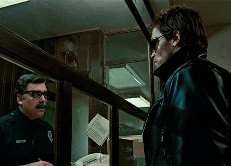 Terminator delante de un agente de policía