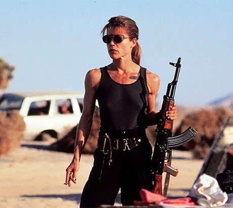 Sarah Connor sujetando un Ak 47