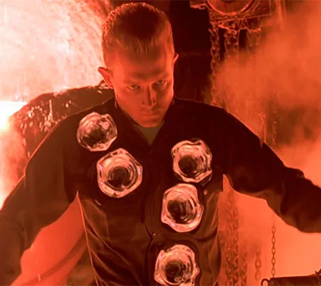 El T-1000 siendo disparado y absorbiendo las balas