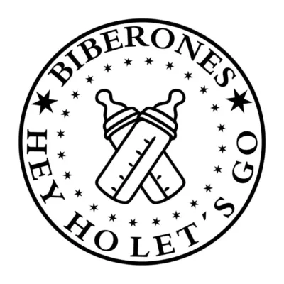 Biberones. Fondo claro.