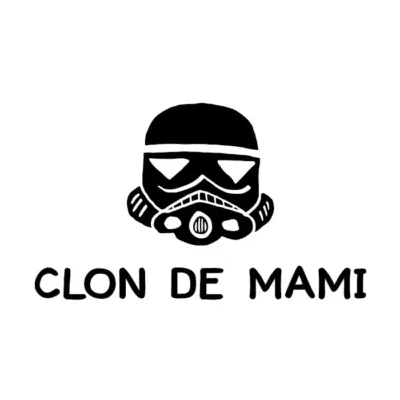 Clon de mami. Niño. Fondo claro.