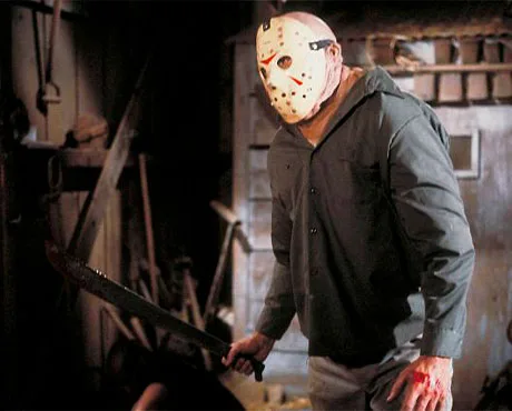 Jason Vorhees con su emblemática máscara de hockey y un machete