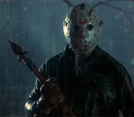 Jason sujetando una barra metálica en Viernes 13 parte 6