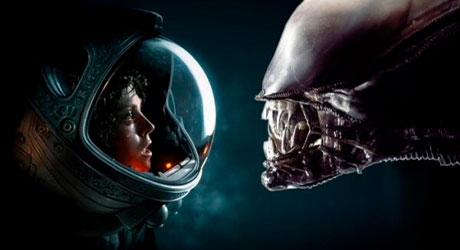 Fotografía de la teniente Ripley dentro de un traje espacial cara a cara con un Xenomorfo en la primera película de Alien.