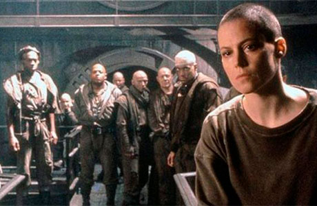 Fotografía de la teniente Ripley junto a varios prisioneros de la tercera película de Alien.
