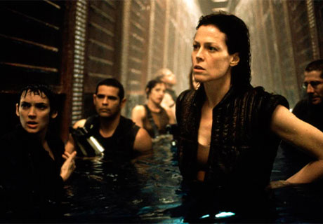 Fotografía del clon de la teniente Ripley junto a más tripulantes en la cuarta película de Alien.