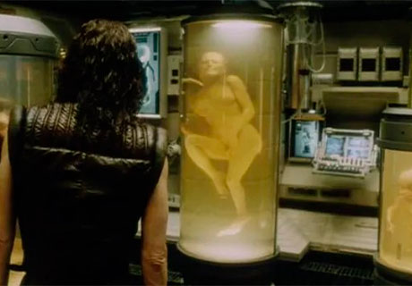 Fotografía del clon de la teniente Ripley mirando otro de sus clones en la cuarta película Alien.