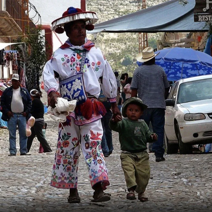Padre mejicano junto a su hijo