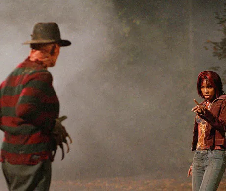 Freddy encarándose con Kia en Freddy vs Jason