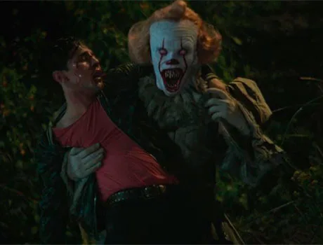 Pennywise a punto de devorar a Adrian Mellon en It