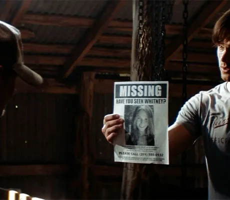 Clay Miller enseñándole a un lugareño un cartel de su hermana a la que está buscando en Viernes 13