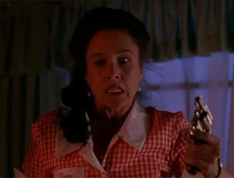 Diana Kamble sujetando una pistola en Viernes 13 parte 9