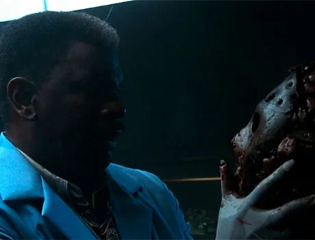 El forense Phil sujetando la cabeza de Jason en Viernes 13 parte 9