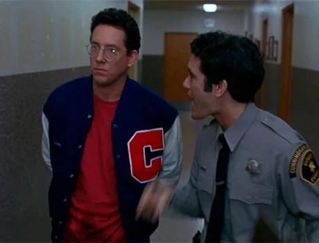 Steven Freeman siendo escoltado por el ayudante del Sherrif