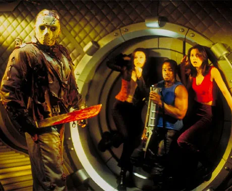 Jason a punto de matar a protagonistas en Jason X