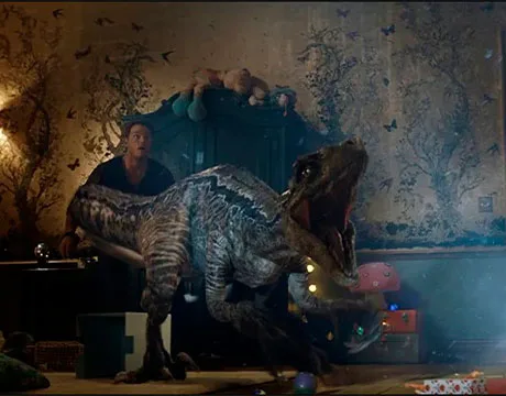 Blue delante de Owen a punto de lanzarse al Indoraptor