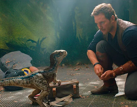 Owen junto a Blue, el velociraptor, de pequeño
